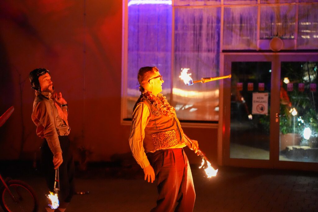 Africambo Abend im Elefantenhaus im Zoo Magdeburg mit Feuershow im Zoo Magdeburg Fotograf Tobias Quast